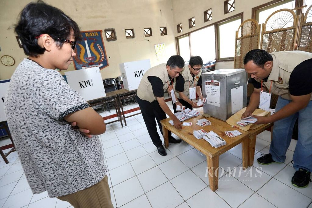 Saksi menyaksikan petugas Kelompok Penyelenggara Pemungutan Suara (KPPS) menghitung surat suara Pemilu 2019 sebelum pemungutan suara ulang di Tempat Pemungutan Suara (TPS) 19 di Pondok Kelapa, Jakarta, Sabtu (22/4/2019).