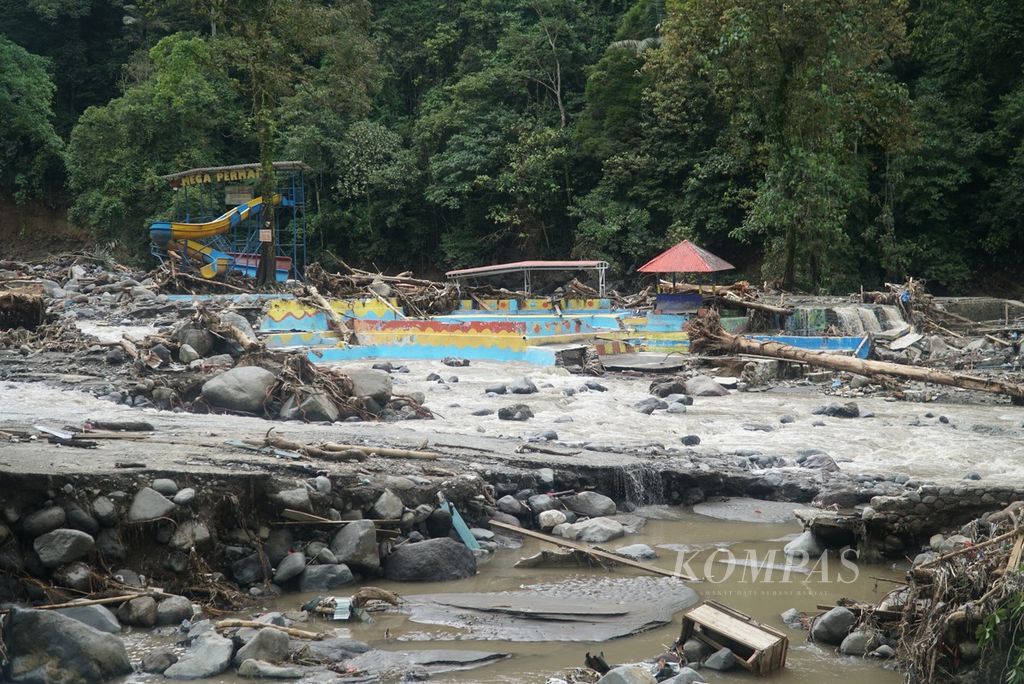 The bathing tourist attraction was destroyed by flash floods or <i>galodo</i> at the Mega Mendung Nature Tourism Park in the Anai Valley Nature Reserve Watershed, Sepuluh Koto District, Tanah Datar Regency, West Sumatra, Monday (13/5/2024).