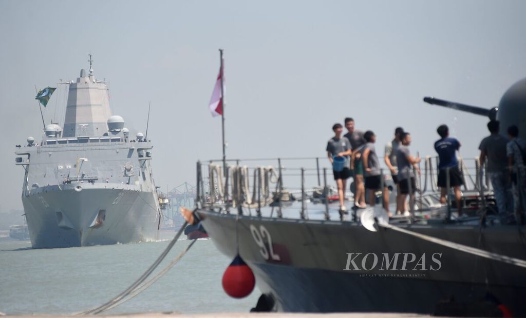 USS Green Bay saat akan sandar di Dermaga Jamrud Utara Pelabuhan Tanjung Perak, Surabaya, Rabu (30/8/2023). Mereka akan mengikuti latihan militer multinasional Super Garuda Shield tahun 2023 di Situbondo. 