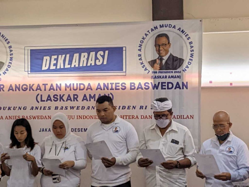 Para anggota Laskar Angkatan Muda Anies Baswedan mendeklarasikan dukungannya kepada Anies Baswedan untuk maju sebagai capres pada Pemilu 2024, di Jakarta, Minggu (4/12/2022).