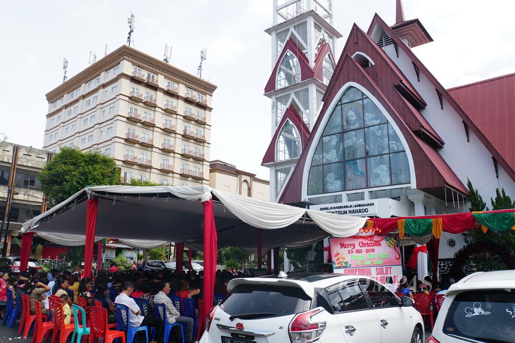 Suasana perayaan Natal di Gereja Masehi Injili di Minahasa (GMIM) Sentrum Manado, di Kecamatan Wenang, Manado, Sulawesi Utara, Rabu (25/12/2019). Sebagian umat duduk di halaman gereja.