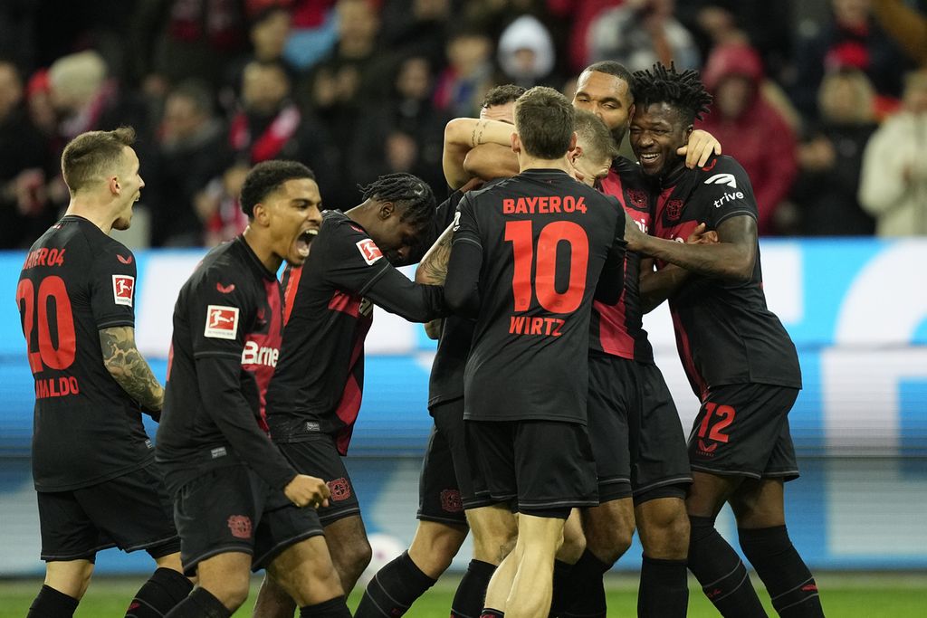 Para pemain Leverkusen merayakan gol yang dicetak Robert Andrich saat melawan Mainz 05, Sabtu (24/2/2024) dini hari WIB. 