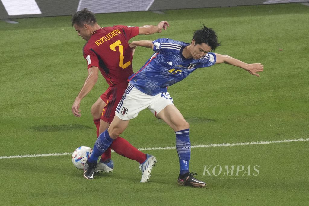 Pemain Spanyol, Cesar Azpilicueta, berebut bola dengan pemain Jepang, Daichi Kamada, dalam pertandingan fase Grup E Piala Dunia Qatar 2022 di Stadion Khalifa, Qatar, Jumat (2/12/2022) dini hari WIB. Jepang mengalahkan Spanyol, 2-1. 