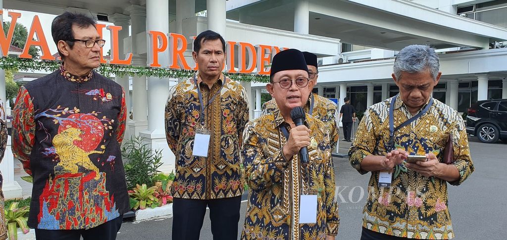 Ketua Umum Gabungan Pengusaha Kelapa Sawit Indonesia periode 2023-2028 Eddy Martono memberikan keterangan kepada wartawan, Rabu (12/4/2023), di Istana Wapres, Jakarta.