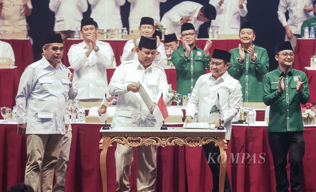 Ketua Umum Partai Gerindra Prabowo Subianto (dua dari kiri) dan Ketua Umum Partai Kebangkitan Bangsa (PKB) Muhaimin Iskandar (dua dari kanan) menandatangani piagam kerja sama antara Partai Gerindra dan PKB dalam Pilpres 2024 saat deklarasi koalisi kedua partai itu di Sentul, Bogor, Jawa Barat, Sabtu (13/8/2022). 