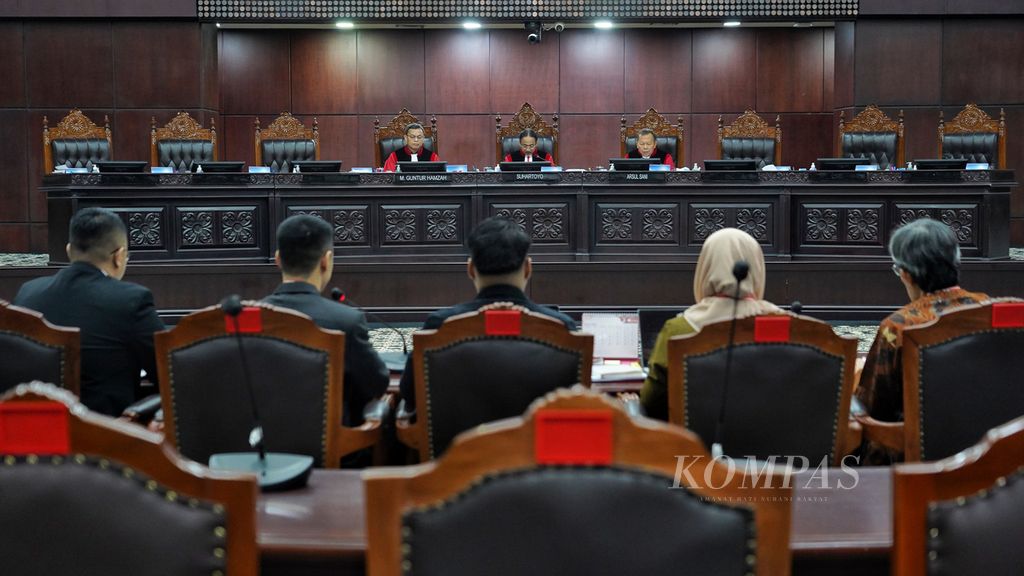 Suasana saat digelar sidang pendahuluan uji materi Pasal 222 UU No 7/2017 tentang Pemilihan Umum terkait ambang batas pencalonan presiden di Mahkamah Konstitusi, Jakarta, Rabu (7/8/2024). Sidang ini diajukan oleh dua pemohon. Pemohon I dalam pengajuan uji materi ini dari Yayasan Jaringan Demokrasi dan Pemilu Berintegritas (NETGRIT) yang diwakili Hadar Nafis Gumay. Pemohon II adalah Titi Anggraini sebagai warga pegiat pemilu dan demokrasi.