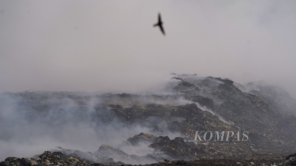 Kebakaran tumpukan sampah di TPA Sarimukti, Kecamatan Cipatat, Kabupaten Bandung Barat, Jawa Barat, Sabtu (26/8/2023). 