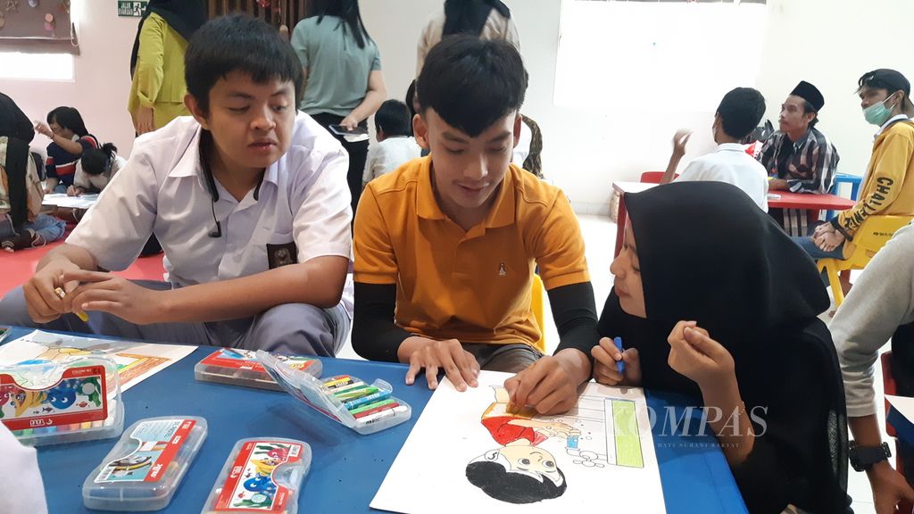 The coloring activity with children with disabilities was held as part of a series of events for the supplication in memory of Gus Dur's passing which was held by the Gusdurian Lampung Network, Tuesday (10/1/2023).