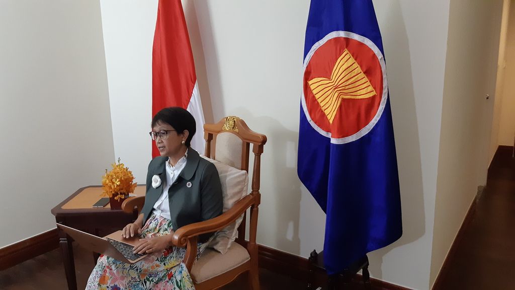 Menteri Luar Negeri Retno Marsudi memberi taklimat media seusai rapat pleno para menteri luar negeri ASEAN di Phnom Penh, Kamboja, Rabu (3/8/2022). Indonesia meminta slot khusus membahas situasi di Myanmar dan minimnya usaha junta militer menjalankan Lima Poin Konsensus ASEAN.