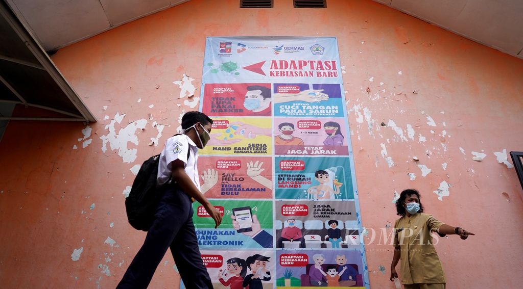 Poster protokol kesehatan yang terpasang di SMP Negeri 15 Kota Bogor, Jawa Barat, ketika uji coba pembelajaran tatap muka (PTM), Senin (31/5/2021).