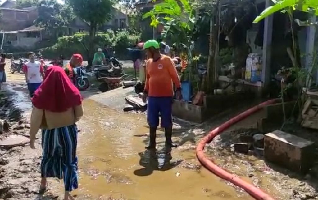 Warga Desa Kutamendala, Kecamatan Tonjong, Kabupaten Brebes, Jateng, membersihkan rumah mereka yang tersapu banjir bandang, Kamis (17/3/2022). Banjir itu membuat sedikitnya 10 rumah rusak, 6 rumah di antaranya roboh tersapu air.