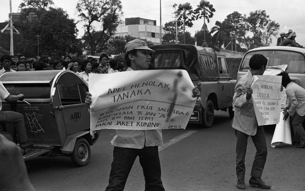 Mahasiswa Universitas Indonesia menolak kedatangan Perdana Menteri Tanaka dari Jepang ke Kampus UI di Salemba, Jakarta Pusat, 15 Januari 1974.