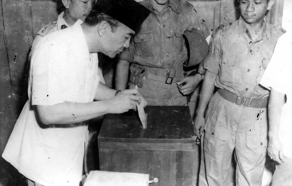 Presiden Soekarno memasukkan tanda gambar ke dalam kotak suara saat pelaksanaan Pemilu 1955, Kamis (29/9/1955). 
