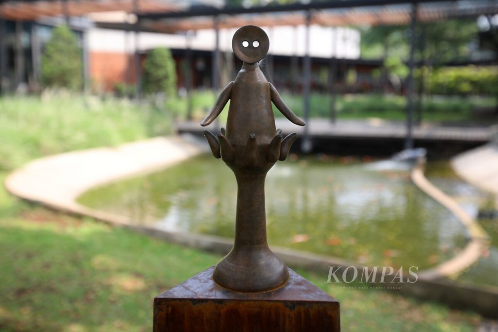Patung karya seniman asal Thailand, Dusadee Huntrakul, dipamerkan dalam perhelatan Art Jakarta Gardens di Hutan Kota by Plataran, Senayan, Jakarta.Sabtu (9/4/2022). 
