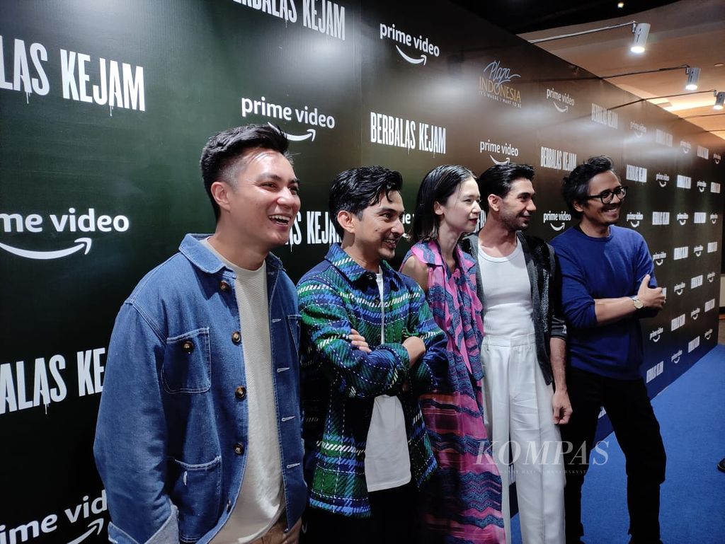 Para pemain dan sutradara <i>Berbalas Kejam</i> menyampaikan keterangan seusai penayangan khusus dan konferensi pers film tersebut di Jakarta, Rabu (15/2/2023).