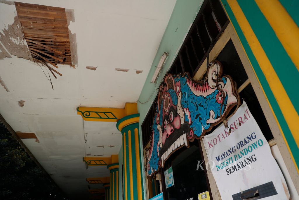 Beberapa bangunan yang tidak terawat dan terbengkalai menjadi bagian dari kawasan Taman Budaya Raden Saleh (TBRS), Kota Semarang, Jawa Tengah, Kamis (13/7/2023). 