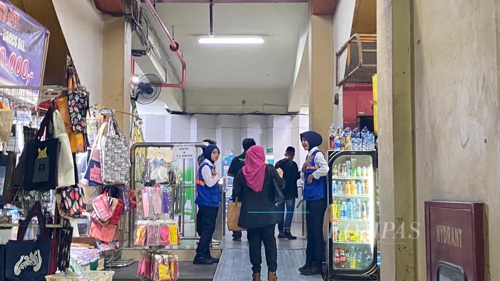 Petugas sedang berjaga di kawasan Terminal Blok M, Rabu (22/11/2023).