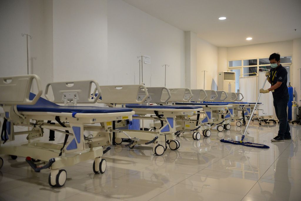 Deretan tempat tidur pasien di salah satu ruangan di Rumah Sakit Darurat Covid-19 (RSDC) Wisma Atlet Kemayoran, Jakarta Pusat, Selasa (27/12/2022). RSDC Wisma Atlet Kemayoran akan segera berhenti beroperasi mulai 31 Desember 2022.