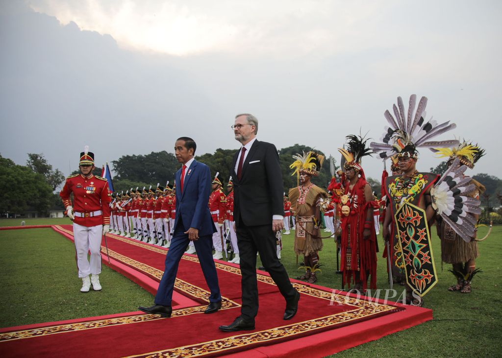Presiden Joko Widodo bersama Perdana Menteri Ceko Petr Fiala berjalan bersama saat upacara penyambutan di Istana Kepresidenan, Bogor, Jawa Barat, Selasa (18/4/2023). 