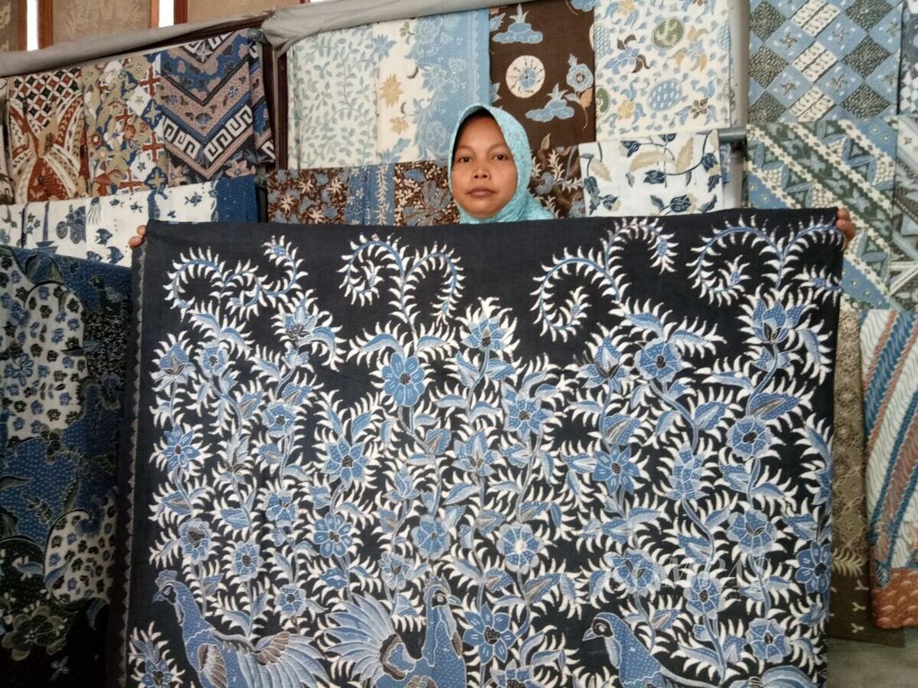 Solifah (30), pemilik Rumah Batik Novi, menunjukkan motif batik Pecutan. Di sentra batik tulis Ciwaringin, Cirebon, motif batik ini dan motif Tebu Sekeret paling laris dibeli.