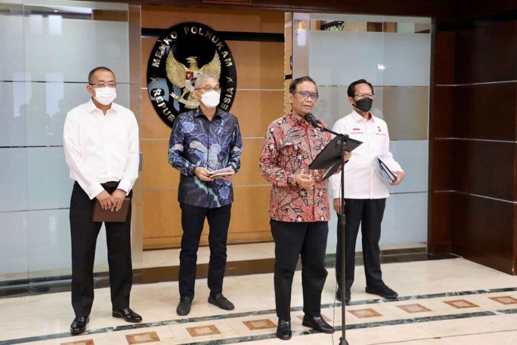 Menteri Koordinator Bidang Politik, Hukum, dan Keamanan Mahfud MD (depan) mengumumkan perkembangan penagihan utang Bantuan Likuiditas Bank Indonesia (BLBI) di kantor Kemenko Polhukam, Jakarta, Rabu (27/10/2021).