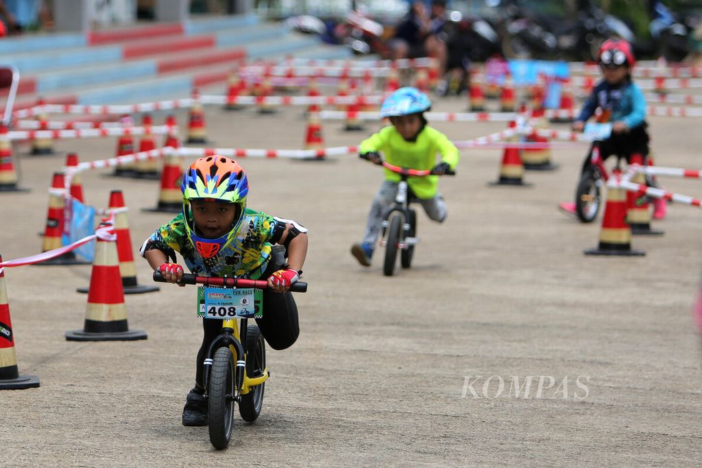 Anak-anak mengikuti lomba pushbike di RPTRA Kalijodo, Jakarta, Kamis (19/12/2019). Kawasan yang dahulu menjadi kawasan lokalisasi tersebut kini berubah wajah menjadi ruang publik yang ramai dikunjungi warga, terutama saat musim libur sekolah. 