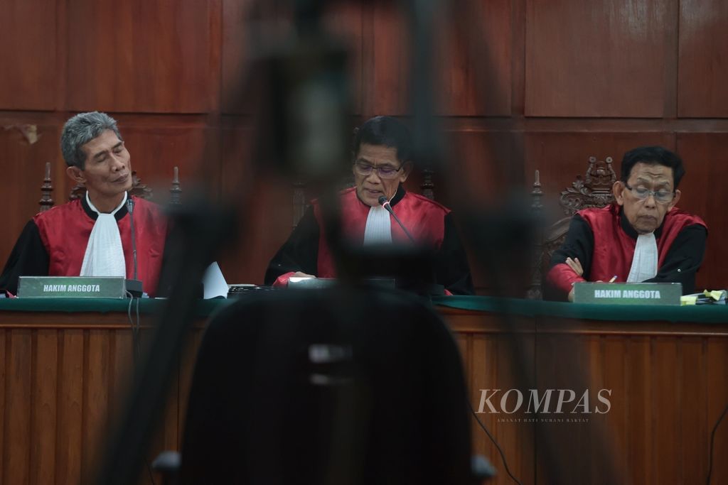 Majelis hakim membacakan putusan banding kasus pembunuhan Nofriansyah Yosua Hutabarat dengan terdakwa Ferdy Sambo di Pengadilan Tinggi Jakarta, Rabu (12/4/2023). Selain Sambo, majelis hakim banding membacakan putusan banding tiga terdakwa lain dalam kasus ini.