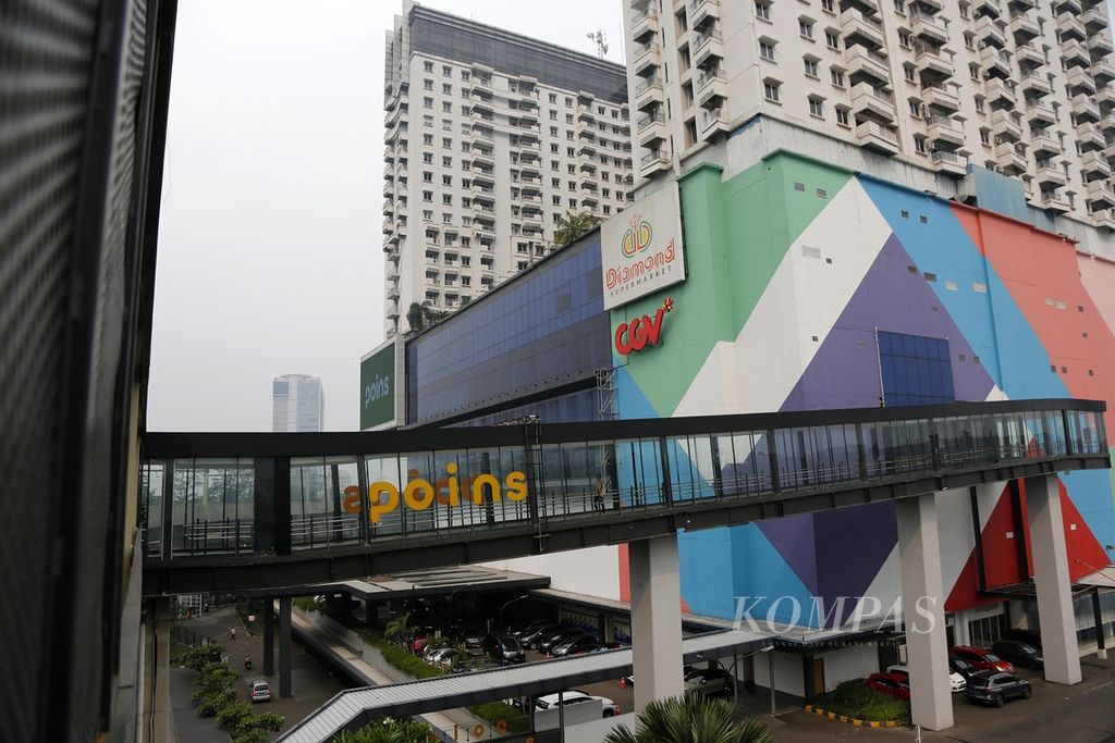 Jalan penghubung dari Stasiun MRT menuju apartemen dan pusat perbelanjaan Poins di Lebak Bulus, Jakarta, Kamis (27/7/2023). 