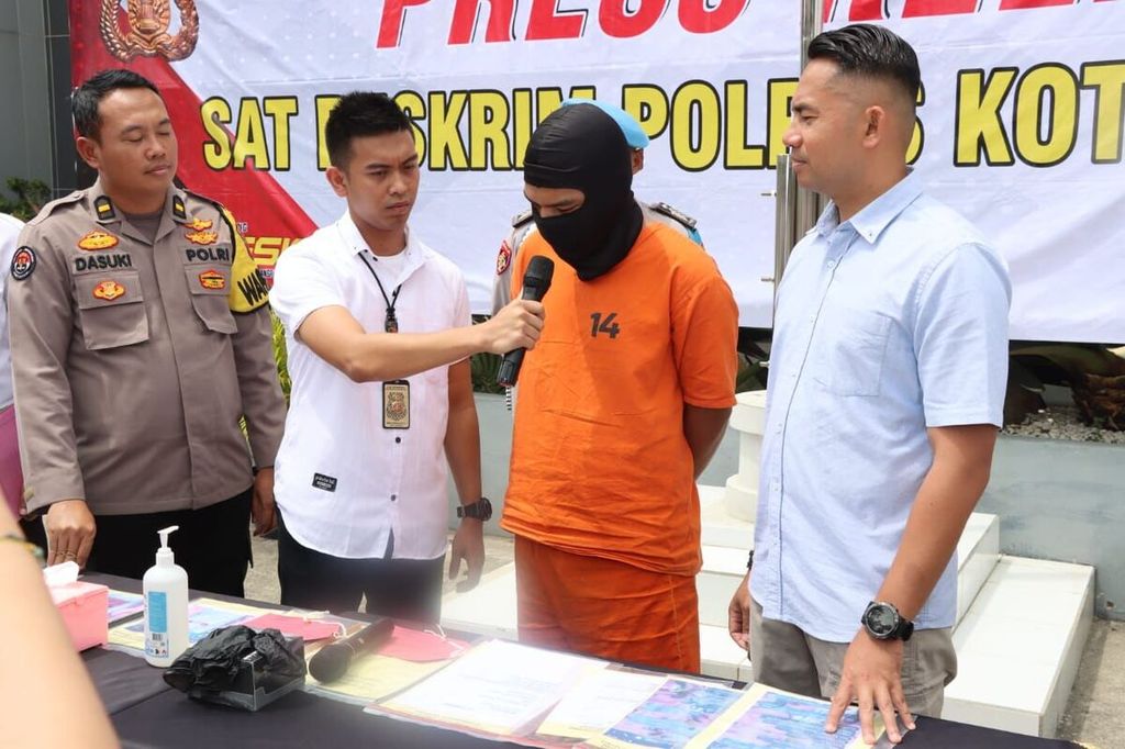 Polisi menunjukkan pelaku BA (22) yang memperdayai dan memeras para korbannya melalui panggilan video seks, saat merilis kasus tersebut di Polres Kota Tangerang.