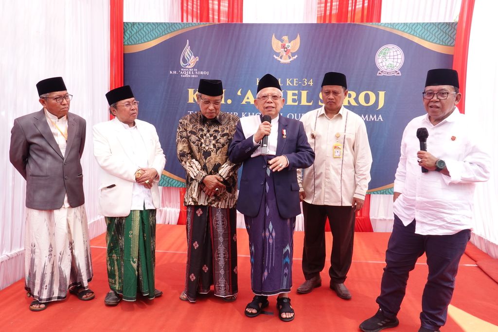 Wakil Presiden Maruf Amin memberikan keterangan pers di Pondok Pesantren KHAS Kempek dalam agenda haul ke-34 KH Aqiel Siroj, di lapangan utama Pondok Pesantren KHAS Kempek Cirebon, Sabtu (26/8/2023).