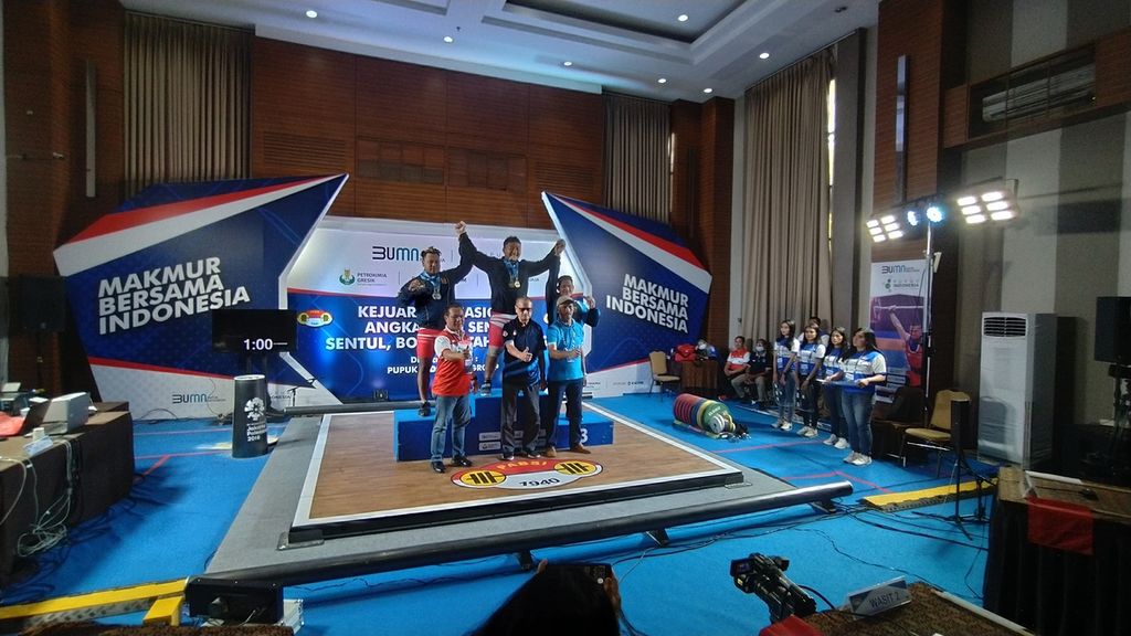 Para pemenang di kelas +89 kilogram dalam Kejuaraan Nasional Angkat Besi Senior 2022, di Hotel Lorin, Bogor, Jawa Barat, Jumat (28/10/2022). M Ripqy Ramadhan berhasil meraih juara pertama di kelas tersebut.