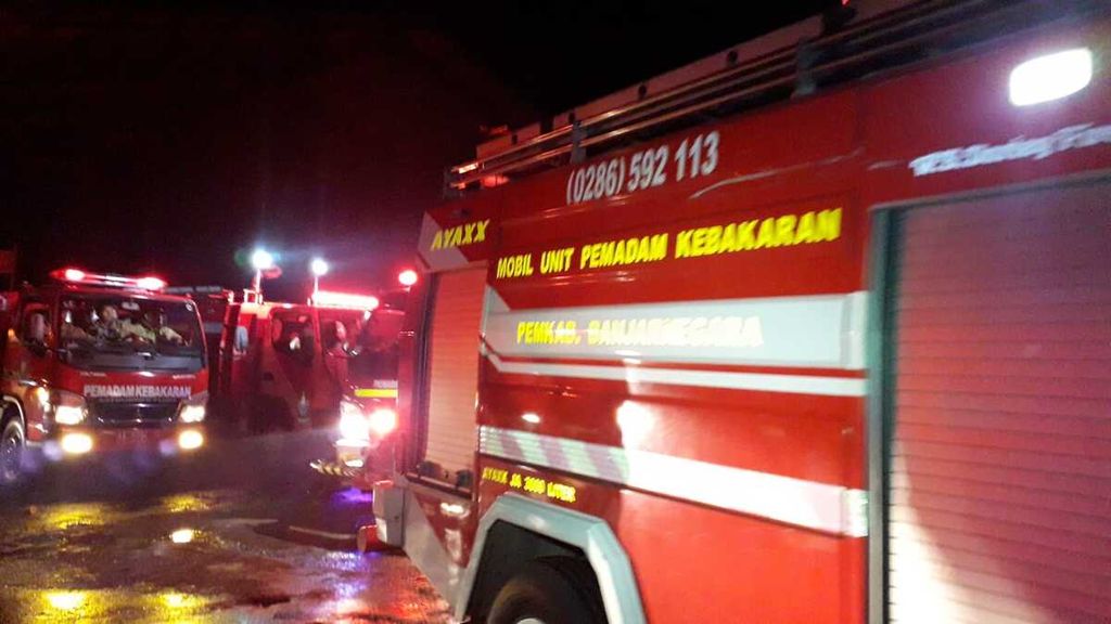 Sejumlah mobil pemadam kebakaran dikerahkan untuk memadamkan api di Pasar Penampungan Sapuran, Wonosobo, Jawa Tengah, Rabu (18/1/2023) malam.