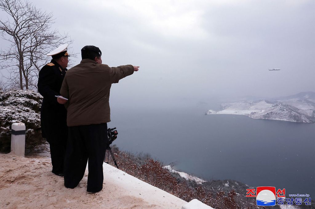 Gambar yang diambil pada 28 Januari 2024 dan dirilis kantor berita Korea Utara, KCNA,  pada 29 Januari 2024 menunjukkan Pemimpin Korea Utara Kim Jong Un (kanan) sedang mengawasi uji coba rudal jelajah strategis yang diluncurkan oleh kapal selam Pulhwasal 3-31 di lokasi yang dirahasiakan di Korea Utara. 