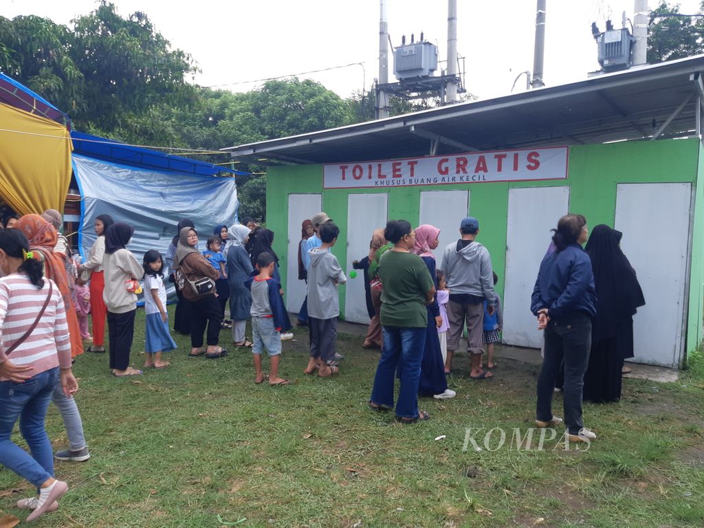 Pemudik mengantre masuk ke toilet di <i>rest area</i> Kilometer 208B ruas Tol Palimanan-Kanci (Palikanci) di Cirebon, Jawa Barat, Sabtu (6/4/2024). Area istirahat menjadi salah satu titik rawan kepadatan.