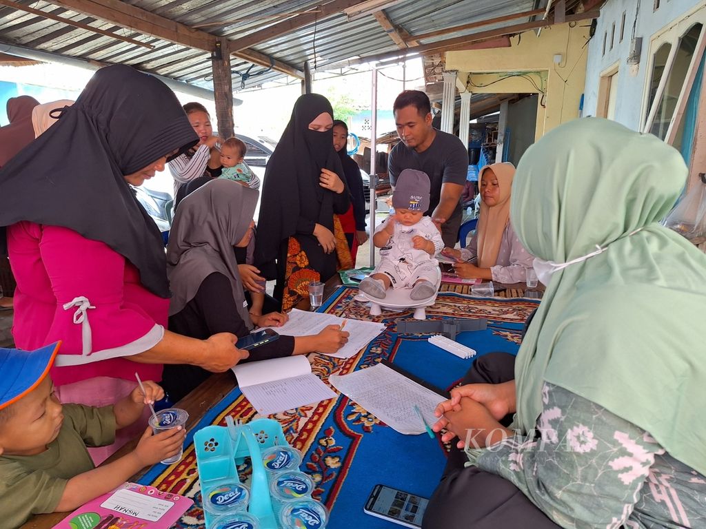 Para orangtua antusias memeriksakan kondisi anak balita mereka pada kegiatan Posyandu Keluarga di Dusun Jerangjang, Desa Taman Ayu, Lombok Barat, Nusa Tenggara Barat, Kamis (14/12/2023). Posyandu Keluarga yang saat ini berjumlah lebih dari 7.700 unit menjadi salah satu bagian penting dalam pencegahan dan penurunan angka tengkes (<i>stunting</i>) di Nusa Tenggara Barat.