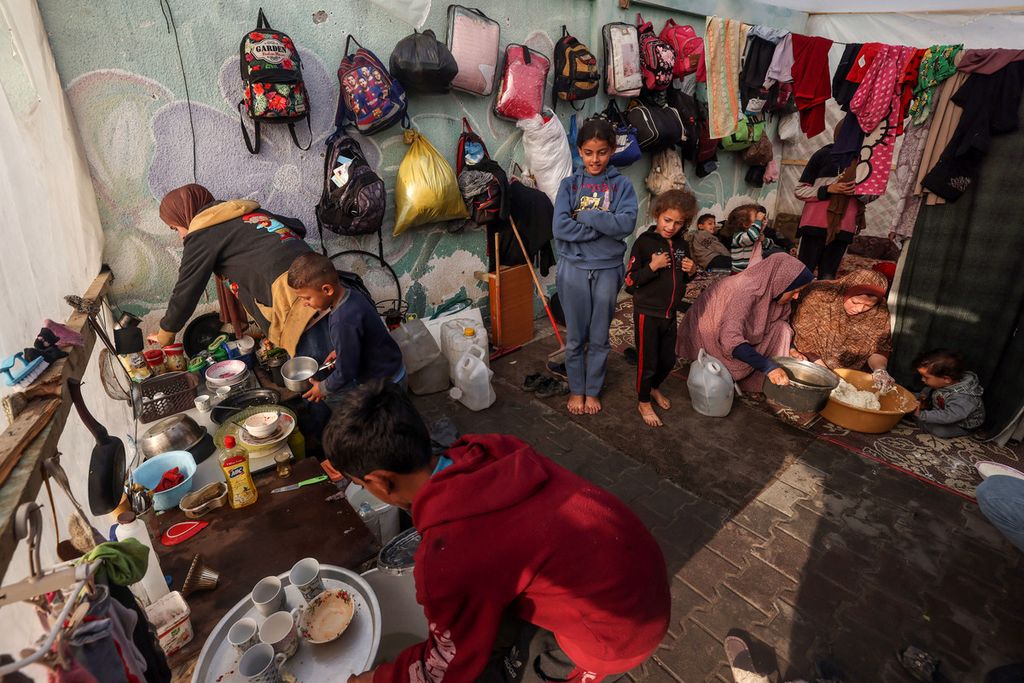 Pengungsi Palestina melanjutkan hidup mereka di dalam tenda di Rafah, Jalur Gaza selatan, Rabu (27/12/2023). 