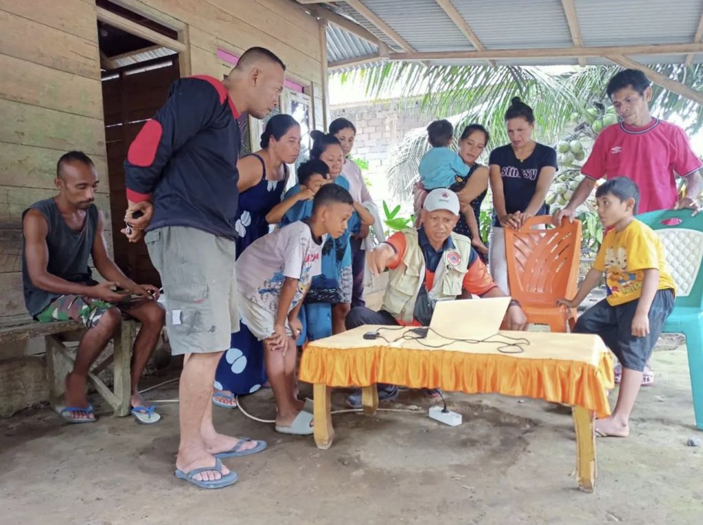 Petugas Badan Nasional Penanggulangan Bencana menyosialisasikan hasil pemetaan daerah rawan bencana banjir lahar hujan Gunung Ibu, Halmahera Barat, Maluku Utara, Minggu (9/6/2024).