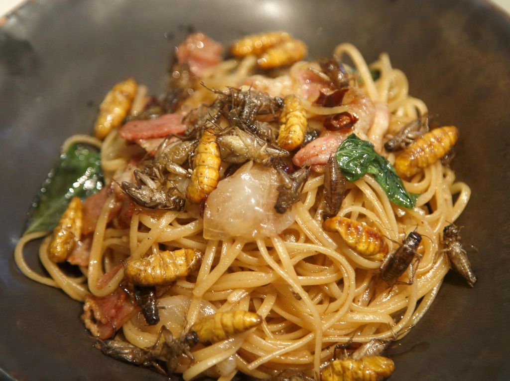 Dalam foto pada 12 September 2017 ini, terlihat spageti dengan ulat sutera dan jangkrik di restoran Serangga di Bangkok, Thailand. 
