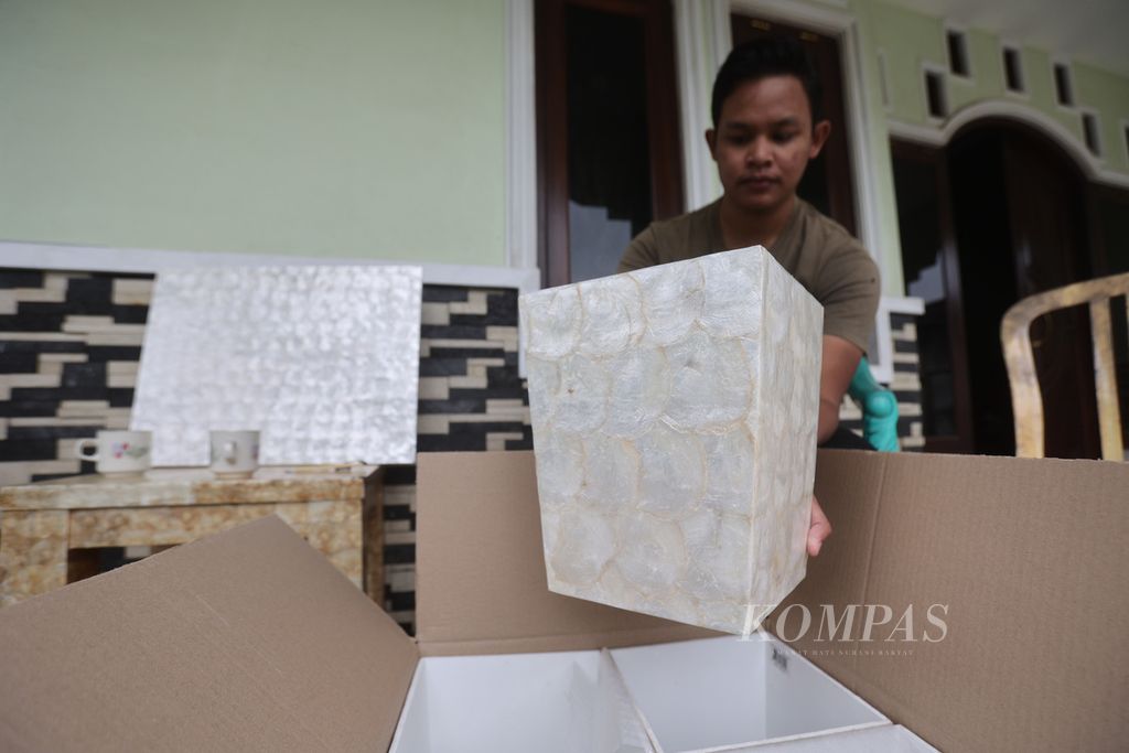 Syarif Ihsanudin (24) memeriksa perabotan sisa ekspor yang diproduksi oleh Sabila Craft, perusahaan milik keluarganya, di Desa Sumberrejo, Mertoyudan, Magelang, Jawa Tengah, Selasa (18/10/2022).