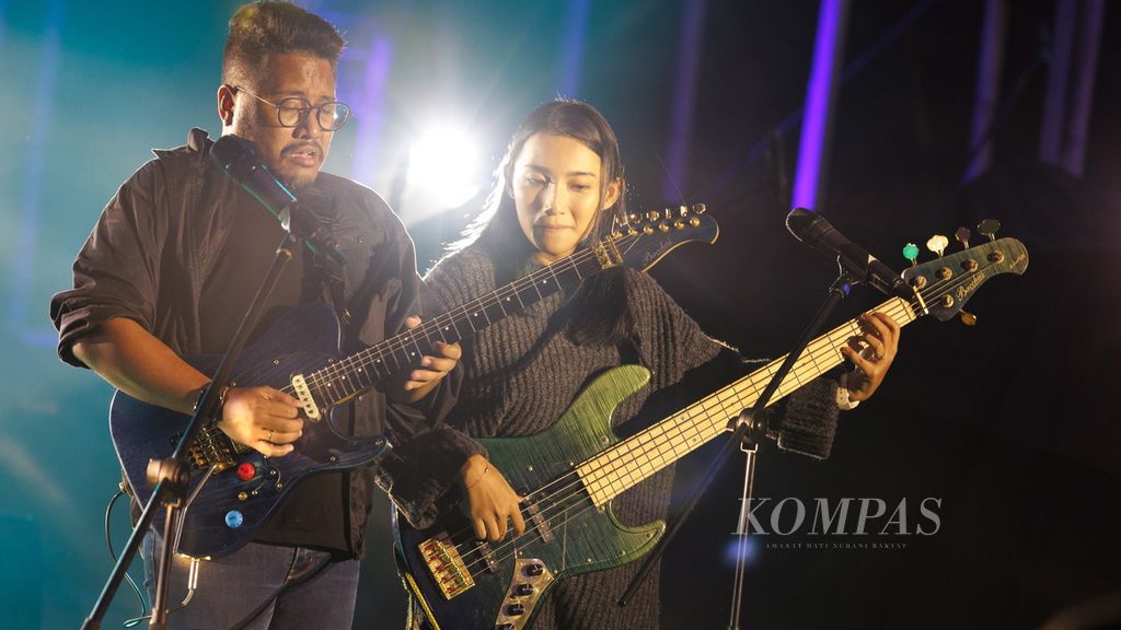 Pasangan gitaris Andre Dinuth dan basis Wanda Omar menyemarakan panggung Jazz Gunung 2022 di Amfiteater Jiwa Jawa Resort di kawasan wisata Gunung Bromo, Kabupaten Probolinggo, Jawa Timur, Sabtu (23/7/2022). 