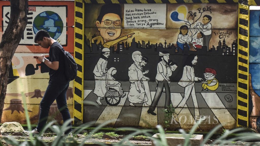 Mural menjadi salah satu media bagi masyarakat untuk menyerukan toleransi dalam kehidupan beragama. Hal itu salah satunya ditemui di Jalan Juanda, Kota Depok, Jawa Barat, Sabtu (22/2/2020). Mural itu menggambarkan karikatur sosok Gus Dur dan gambar umat yang berbeda agama.