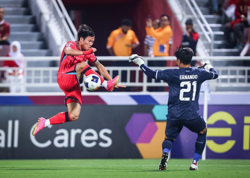 Ernando Ari, kiper Indonesia, berusaha menutup ruang tembak penyerang Korea Selatan, Jeong Sang-bin, pada laga perempat final Piala Asia U-23 2024, Jumat (26/4/2024), di Stadion Abdullah bin Khalifa, Doha, Qatar. Ernando meraih predikat pemain terbaik di gim itu.