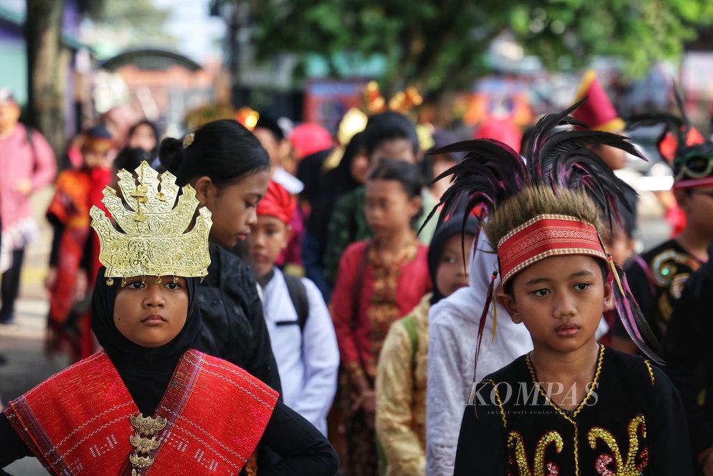 Students wearing traditional costumes participate in the commemoration ceremony of National Education Day at Pancasila Field, Salatiga City, Central Java, on Thursday (2/5/2024).