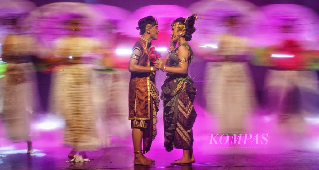Tokoh wayang Bambang Priambada dan Mustakaweni yang menjadi tokoh utama pementasan pertunjukan wayang musikal berjudul "Asmaradana, Ketika Cinta Memadamkan Bara" di Gedung Kesenian Jakarta, Jakarta, Minggu (20/8/2023).