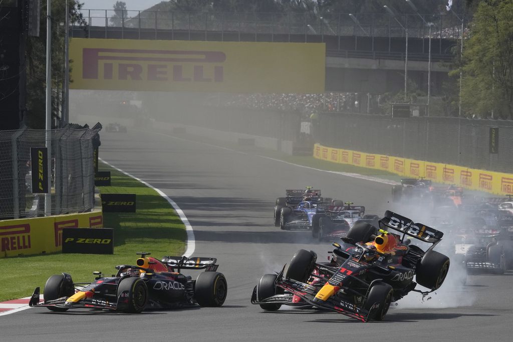 Pebalap Red Bull, Sergio Perez (kanan), bertabrakan dengan pebalap Ferrari, Charles Leclerc, saat balap Formula 1 seri Meksiko, 29 Oktober 2023. Performa Perez tidak konsisten dalam beberapa balapan terakhir.