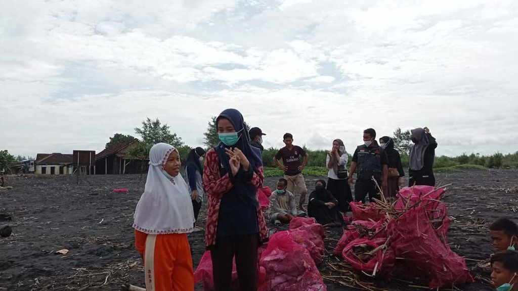 Mahasiswa Universitas Jember, Zakiyatul Wahidah, bersama timnya, Riung Aksi, mengadakan kegiatan edukasi sampah dan adaptasi bencana di Desa Paseban, Kecamatan Kencong, Jember, Jawa Timur, Minggu (20/3/2022).