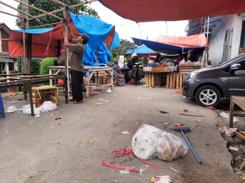 Sejumlah pedagang kali lima merapikan lapak dagangannya di Pasar Mandiri di area pertokoan Pamulang Permai, Kota Tangerang Selatan, Kamis (16/3/2023).