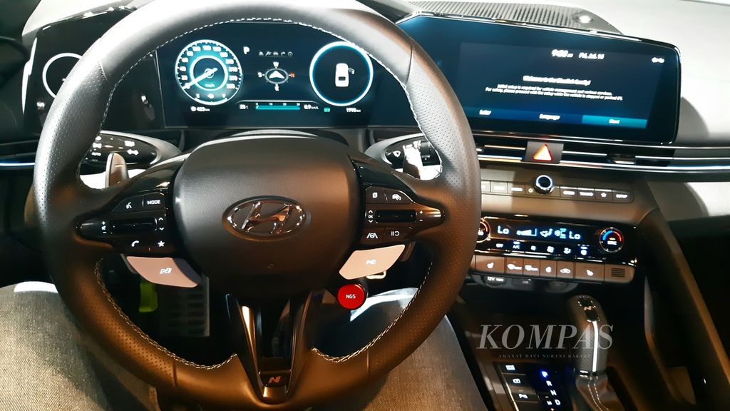 Tampilan setir Hyundai Avante N yang dilengkapi tombol N dan NGS. Bentuk setir yang <i>sporty</i> ini memberikan kenyamanan dalam berkendara.