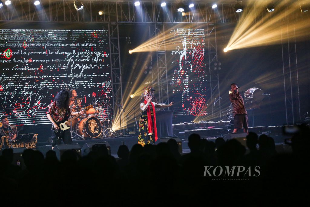 Penampilan sinden Whawin Laura bersama Down for Life pada konser Apokaliptika, the Journey of Rock in Solo, di Terminal Tirtonadi Convention Hall, Solo, Jawa Tengah, Sabtu (18/12/2021).  