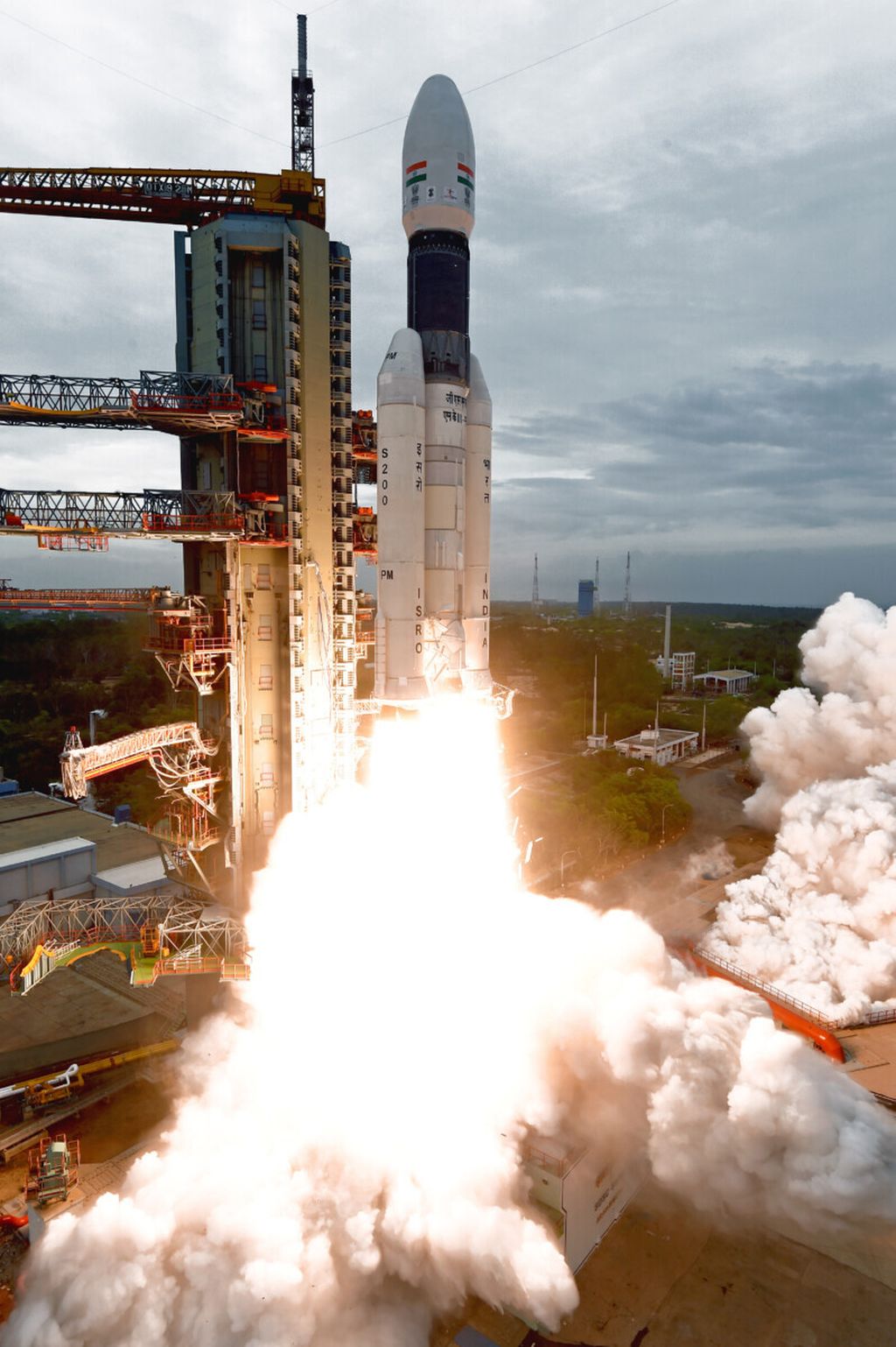 Roket peluncur Geosynchronous Satellite Launch Vehicle Mark III-M1 atau GSLV MkIII-M1 meluncur dari Bandat Antariksa Satish Dhawan, Sriharikota, India, Senin (22/7/2019) pukul 14.43 waktu setempat atau 16.13 WIB. Roket itu membawa wahana pengorbit Chandrayaan-2, wahana pendarat Vikram dan wahana penjejak Pragyan menuju Bulan.